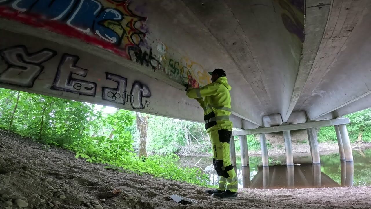 Insener kontrollib silla kandetala alt