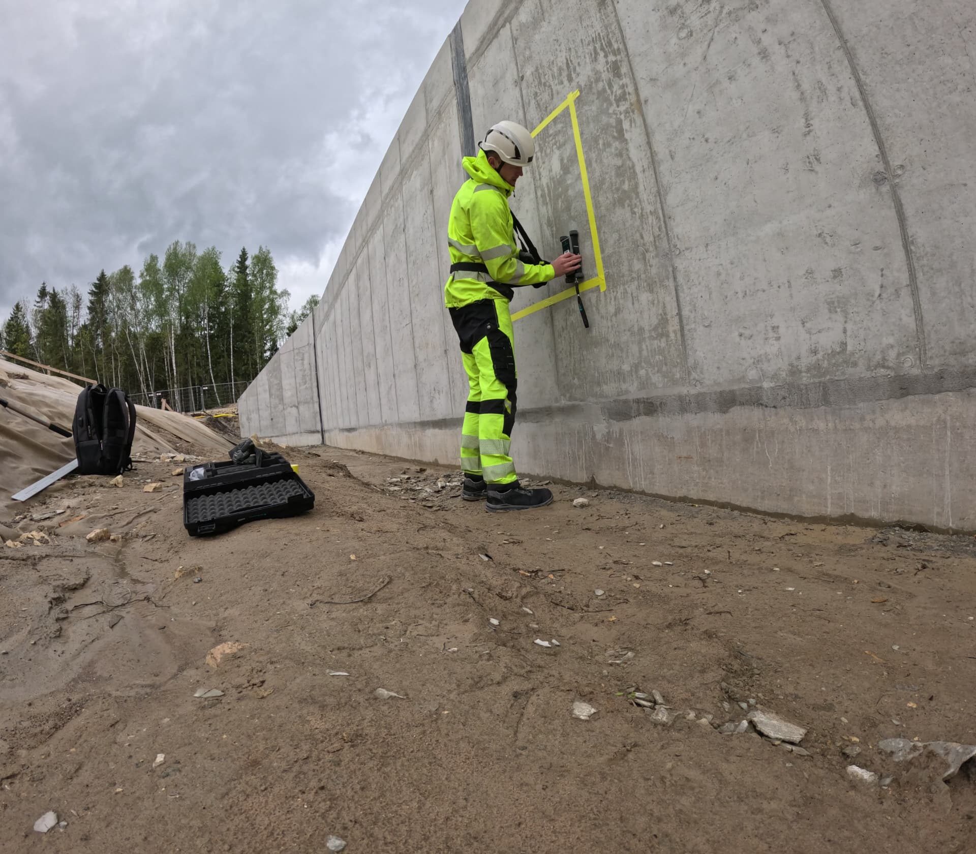 Insener teeb betoonseina mittepurustavat katsetamist